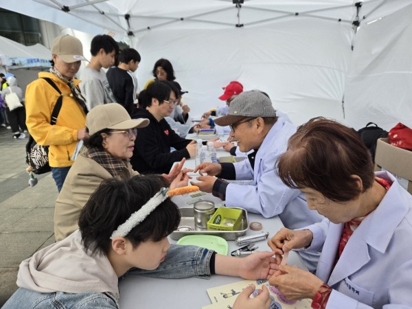 서금요법 부스 봉사자 모습