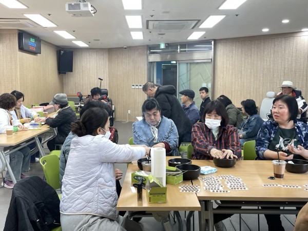 쑥뜸 받고 있는 이용인 모습