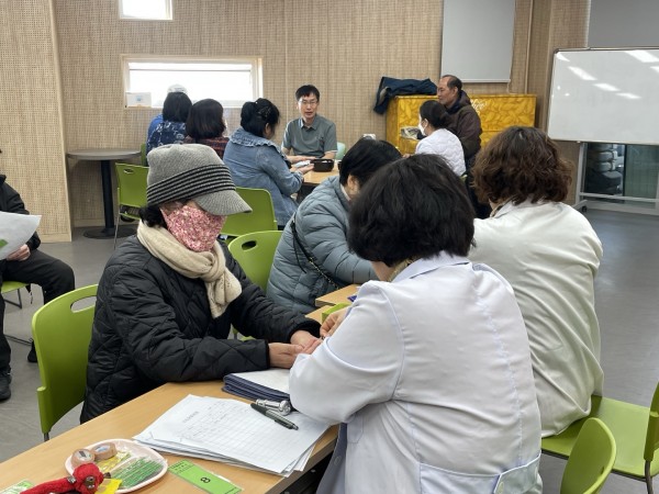 수지침 받고 있는 모습