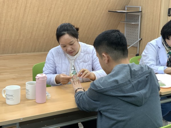수지침 받은 뒤 테이프 받고 있는 모습