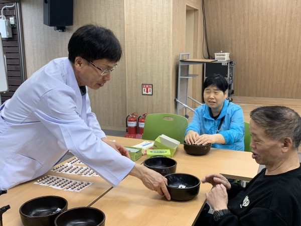 쑥뜸 서비스 제공하는 있는 봉사자 모습