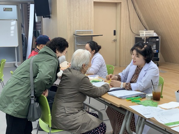 이용인과 봉사자가 이야기 나누는 모습