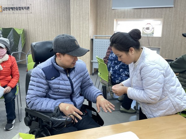 수지침을 받고 난 뒤 테이프 붙이는 모습