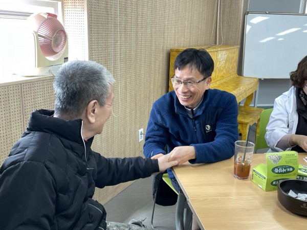 이용인과 봉사자가 반갑게 인사 나누는 모습