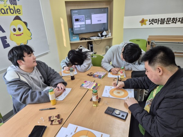본인의 관계망에 대해 작성하는 모습