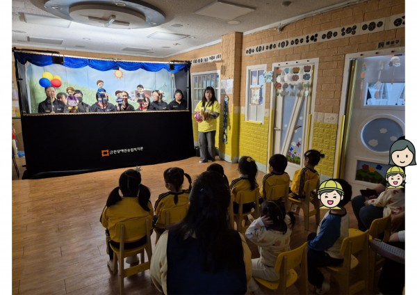 집중해서 인형극을 보는 모습