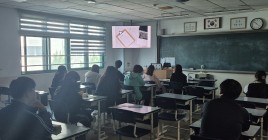 교육 영상을 집중하여 보는 모습
