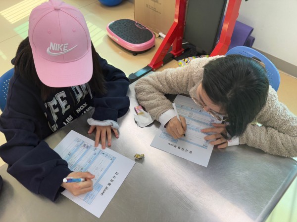 스스로 이력서 작성하는 모습