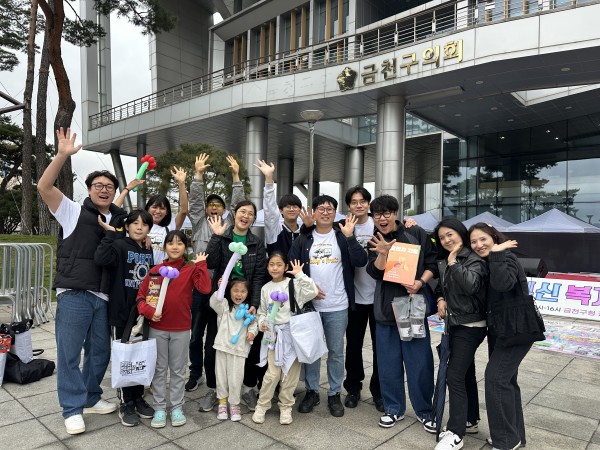 샐리의 과일 단체 사진을 찍은 모습