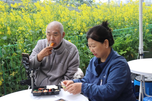 새우튀김을 맛있게 먹고 있는 모습