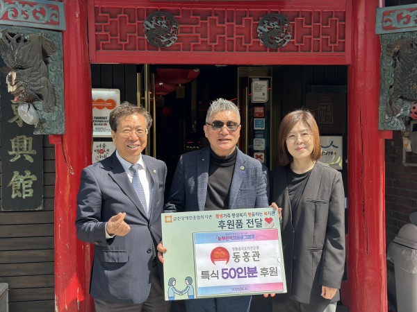 금천구의장님과 함께 판넬을 들고 사진을 찍은 모습