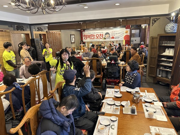 간단한 퀴즈를 맞추고 있는 모습