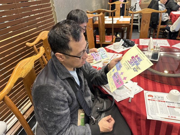 눈부신복지세상그리기 홍보지를 보고 있는 모습