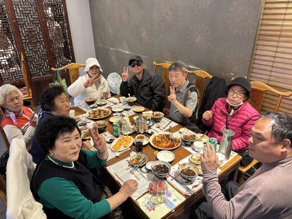 함께웃으며 사진을 찍은 모습