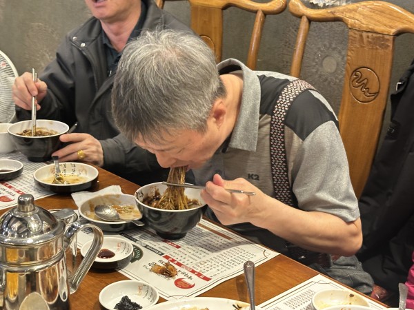 짜장면을 맛있게 드시고 있는 모습