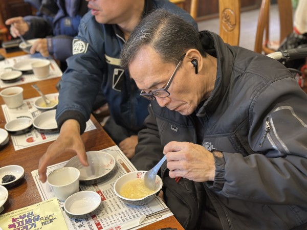 계란죽을 맛있는 드시고 있는 모습