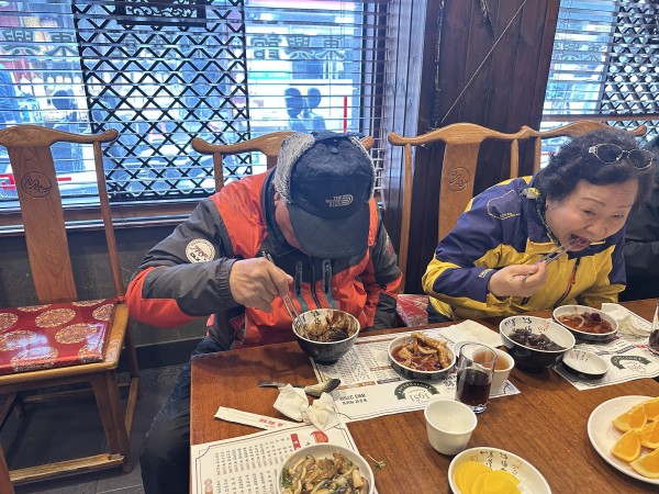 짜장면을 맛있게 드시고 있는 모습