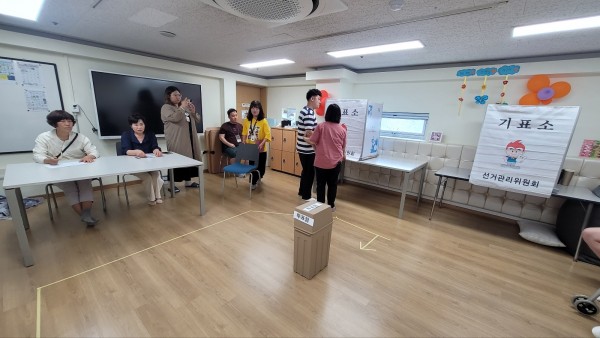 사전투표 연습하는 모습