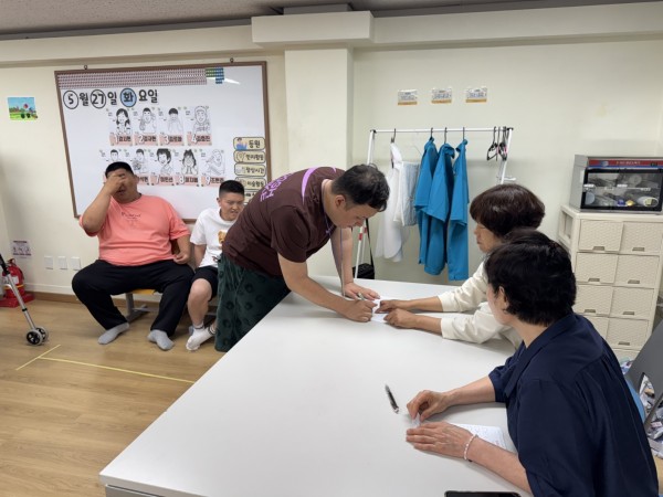 사전투표를 마치고 출구조사에 응하는 모습