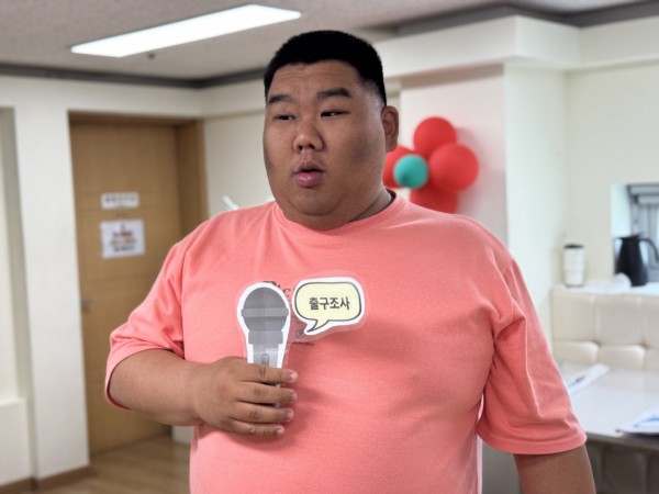 투표를 마치고 출구조사에 응하는 모습