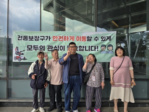 금천구청물첨벙 앞에서 단체사진 찍은 이용인의 모습