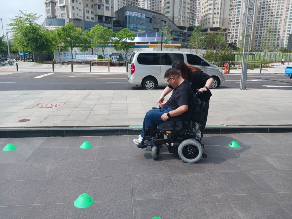전동보장구 방향전환 설명 듣고 있는 모습
