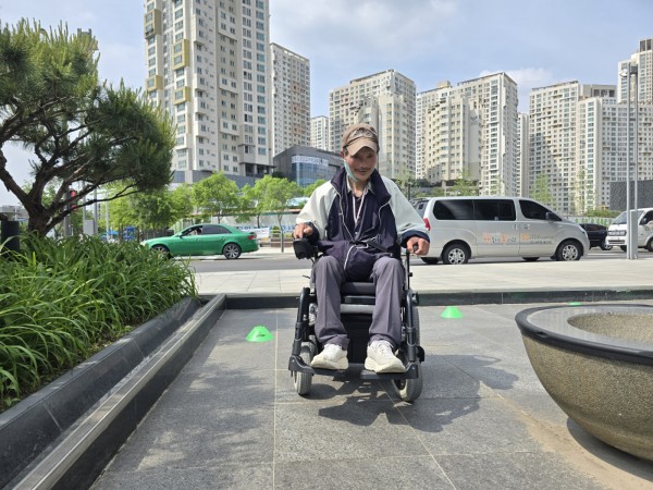 전동보장구로 곡선 코스를 이동하는 모습