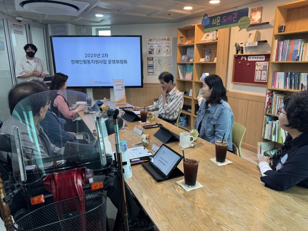 사회서비스팀 조성균 팀장이 2차 운영위원회의 시작을 전달하는 사진