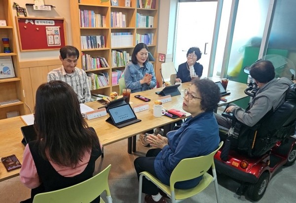 운영위원 위원들이 함께 회의에 참석하고 있는 사진
