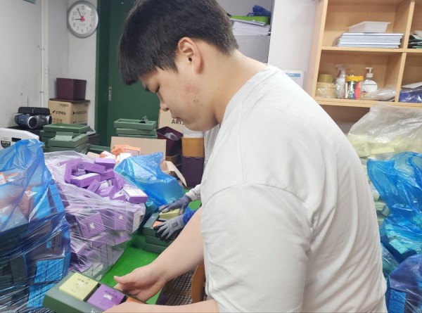 차를 순서대로 상자에 넣는 모습