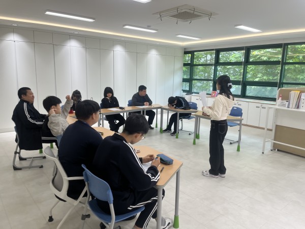 이론교육하고 있는 모습