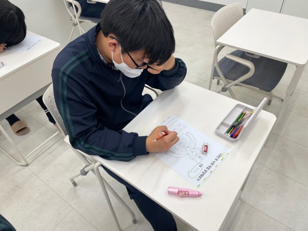 이력서를 작성하는 모습