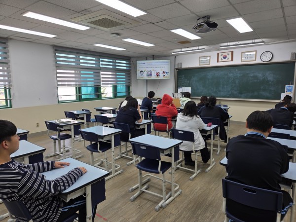 교육을 듣는 모습