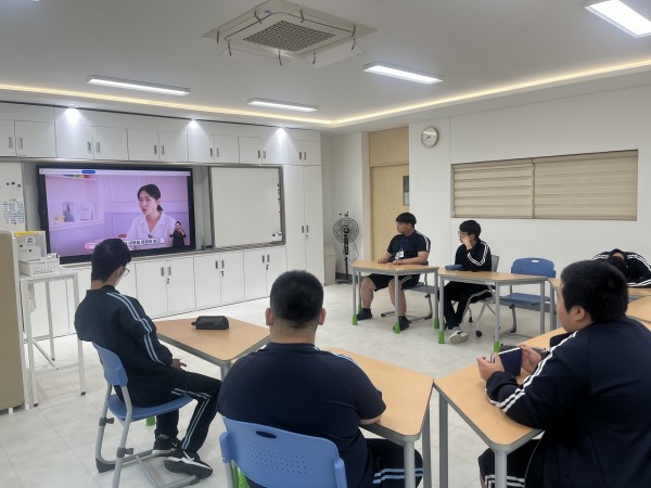 관련 영상을 시청하는 모습