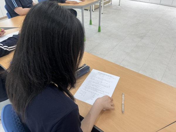 근로계약서를 작성하는 모습