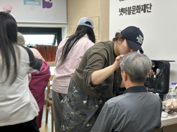메이크업을 해주고 있는 모습