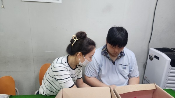 어려운 부분은 담당선생님과 함께하기도 합니다.