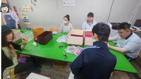 마지막 회기에 간단한 평가회를 진행하는 모습