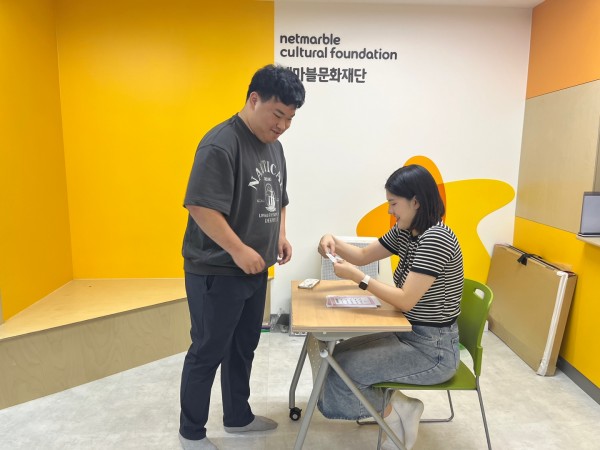 투표용지를 수령하는 모습