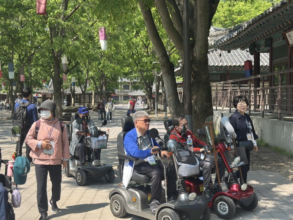 용인 민속촌에 도착해 이동을 하고 있는 모습