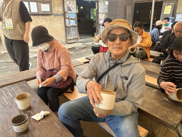 옹기를 들고 사진을 찍고 있는 모습