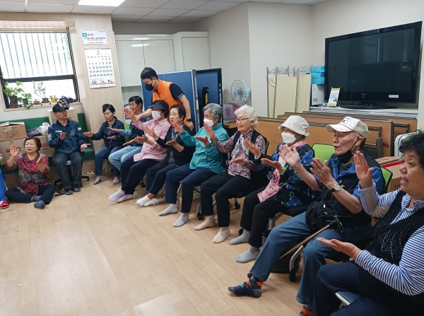 박수치는모습