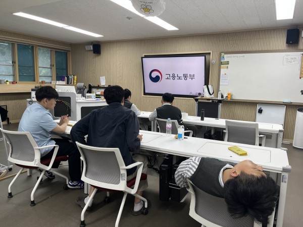 이력서 작성 방법에 대한 영상을 시청하는 모습