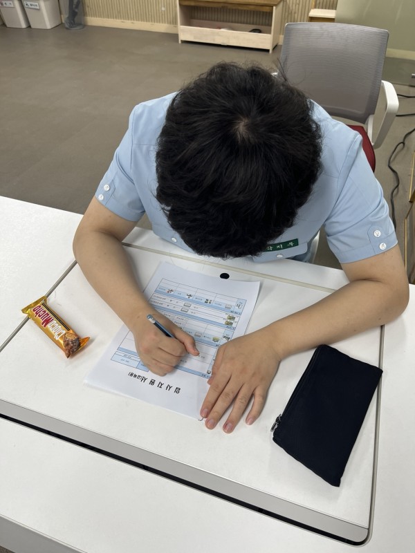 알기 쉬운 입사지원서를 작성하고 있는 모습