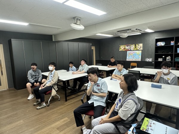 면접 준비 과정에 대한 영상을 시청하고 있는 모습