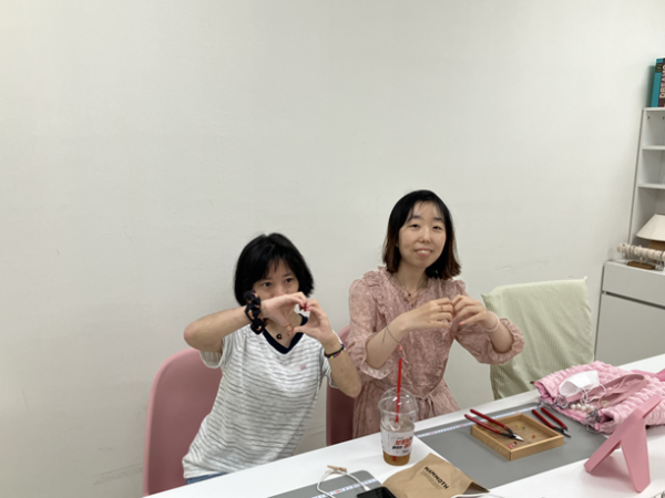 완성 후 함께 찍은 사진