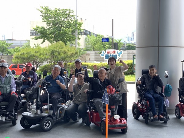 전동보장구 이용인들과 단체사진