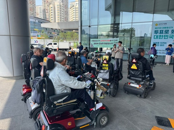전동보장구 안전운전연습이 필요한 이유 설명 중