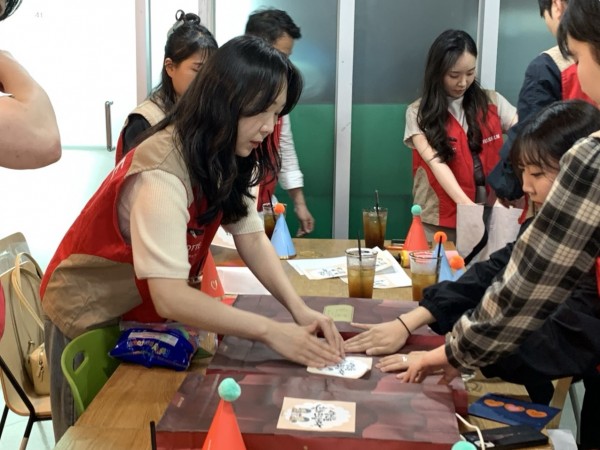 선물에 라벨지 부착하는 모습