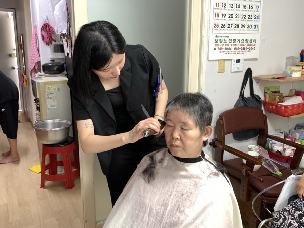 가정 방문하여 미용 진행하는 모습
